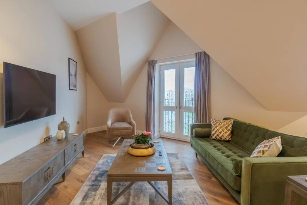 Luxury Penthouse - Castle Views - 2 Bed & Parking Apartman Windsor Kültér fotó