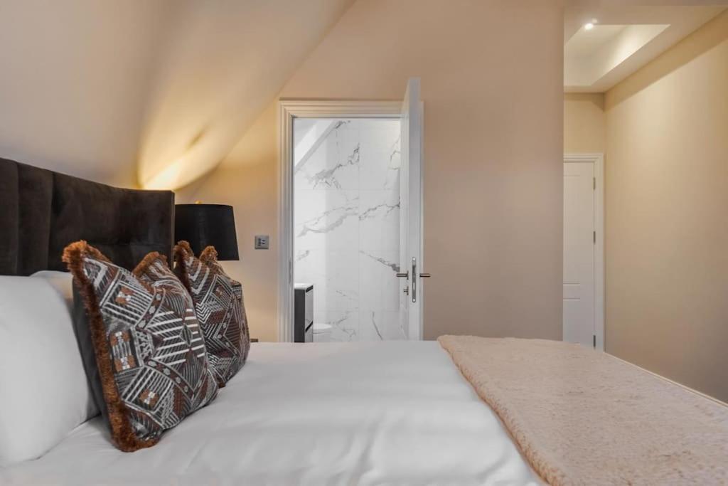 Luxury Penthouse - Castle Views - 2 Bed & Parking Apartman Windsor Kültér fotó