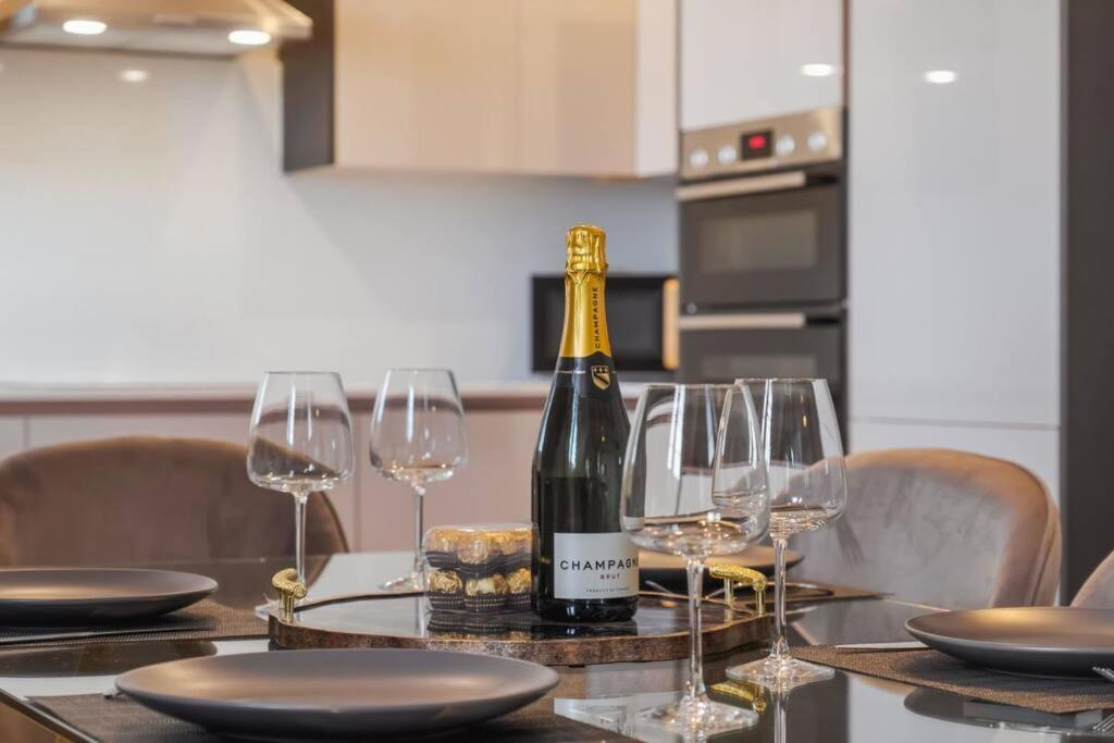 Luxury Penthouse - Castle Views - 2 Bed & Parking Apartman Windsor Kültér fotó