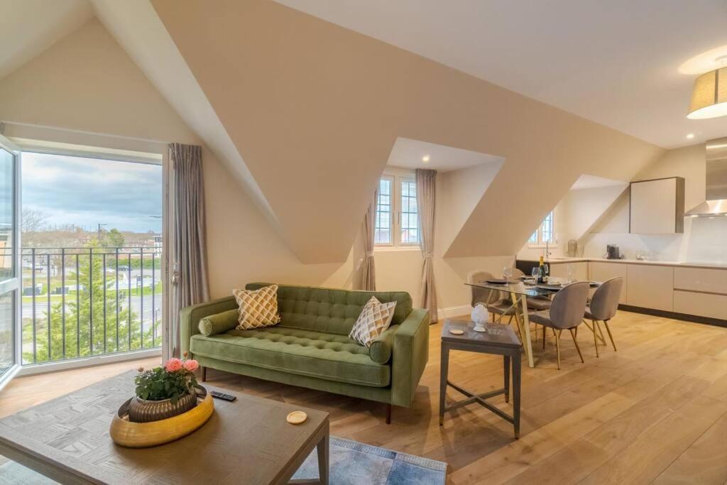 Luxury Penthouse - Castle Views - 2 Bed & Parking Apartman Windsor Kültér fotó
